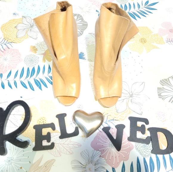 Vince Camuto - Picture 1 of 3